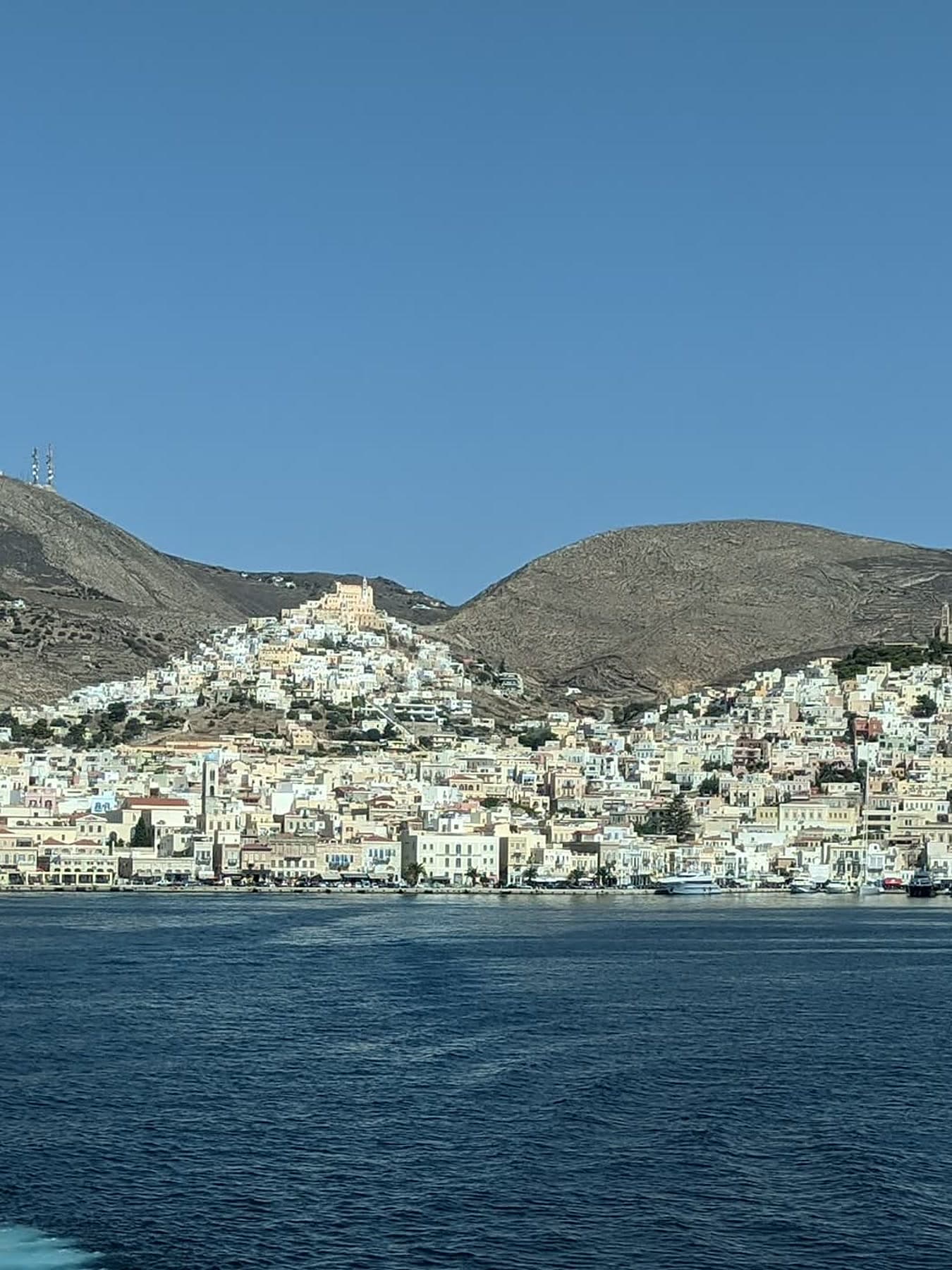 Ermoupoli auf Syros vom Meer aus: Hafenstadt mit Ano Syros am Hang